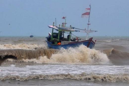 Dampak Cuaca Buruk Nelayan “Terdampar” di Daratan karena Tak Bisa Melaut