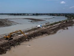 Perbaikan Tanggul Jebol Sungai Wulan di Demak Terus Berlangsung