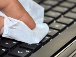 Tips Membersihkan Keyboard Laptop dengan Mudah untuk Menjaga Kebersihan agar nyaman saat Bekerja