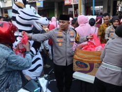 Kapolresta Pati dan Bhayangkari Bagikan 2500 Takjil dan 200 Paket Sembako kepada Warga Kota Pati